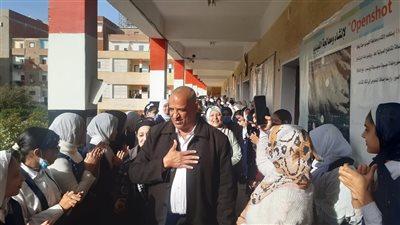 تقديرًا لمجهوداته.. طلاب الإسماعيلية ينظمون ممرًا شرفًا لمدرسهم بعد خروجه على المعاش