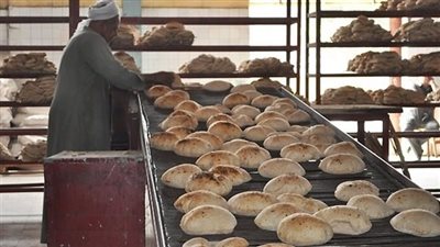 صاحب مخبز يطلق مبادرة لتوزيع العيش بالمجان في بورسعيد: لازم نساعد بعض الأيام دي | بث مباشر