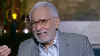نجل عبد الرحمن أبو زهرة يستغيث لعلاج والده: مفيش دكتور دخل له من 3 أيام |فيديوجراف