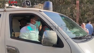 شريف عامر بجوار والدته بسيارة الموتى لنقل جثمانها لمثواها الأخير |صور