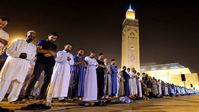 هل يجوز قراءة القرآن الكريم من المصحف خلال الصلاة؟.. دار الإفتاء تجيب