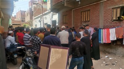  الآلاف يشيعون جثماني عجوز وابنته قتلا على يد زوجها في الإسماعيلية 