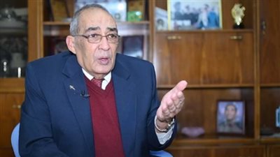 طيار الرؤساء الراحلين: مبارك رجل قوي وتحمل ما لم يتحمله أحد | فيديو