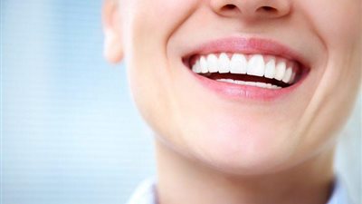 5 طرق فعالة لتبيض الأسنان.. منها تناول الفرولة والتفاح والماء
