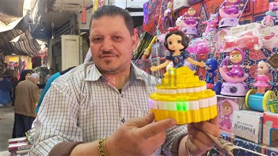 أبو جبل الفيوم بائع الفوانيس البلاستيك: «الناس بتدعيلي وجابسكي مفيش زيه ربنا يحميه» |فيديو