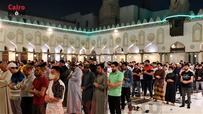 توافد العشرات على الجامع الأزهر لأداء صلاة التراويح في سابع أيام رمضان | بث مباشر
