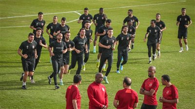 موسيماني يحاضر لاعبي الأهلي بالفيديو استعدادًا لمواجهة الرجاء