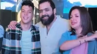 شالت إيده من عليها.. منى فاروق تحرج الممثل كريم عبد الخالق أثناء تصويرهما | فيديوجراف