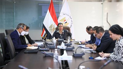وزيرة البيئة تناقش مع بعثة البنك الدولي تقريري التنمية والمناخ القطري وتمويل السياسات 