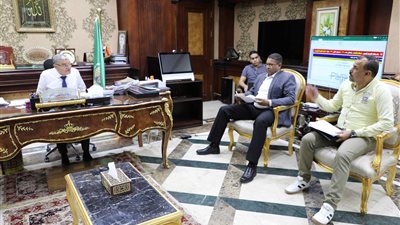 محافظ المنيا يناقش تنفيذ مشروعات حياة كريمة بقطاعي الصحة والمياه