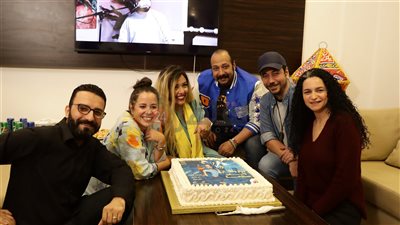 محمد ثروت وزوجته يحتفلان مع إنرجي بانتهاء تسجيل أرواح وأشباح وتمن بسطرمة