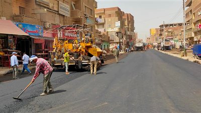 محافظ المنيا يتابع رصف الطرق الرئيسية والفرعية