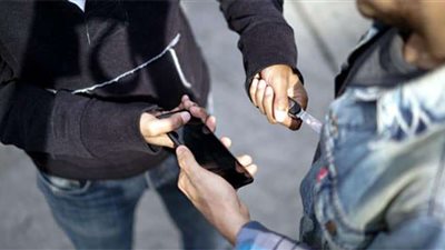 نجل صحفية وأصدقاؤه يتعرضون لواقعة سرقة على يد آخر بالعجوزة