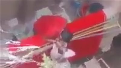 القصة الكاملة لـ فتاة البلكونة وشاهد يروي التفاصيل: عذبها وحاول إلقاءها في الشارع| فيديو