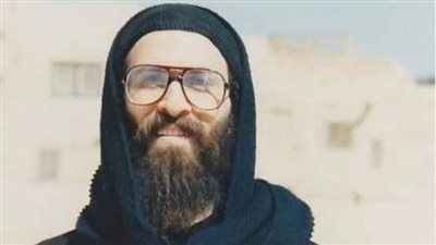 المتهم يرفع علامة النصر.. بدء ثاني جلسات محاكمة قاتل كاهن الإسكندرية 