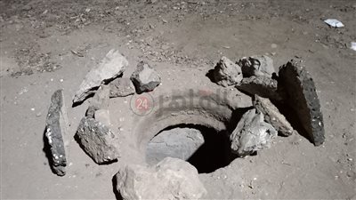 مغطاة بالطوب والحجارة.. بلاعة مكشوفة دون غطاء تهدد حياة المارة بالمراغة فى سوهاج