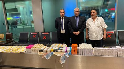 ضبط أقراص مخدرة ومستحضرات التجميل بجمارك مطار القاهرة