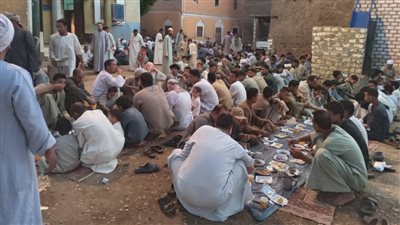 القرية كلها بتفطر مع بعض.. حفل إفطار جماعي لأهالي قرية جزيرة الكروم في الأقصر |صور
