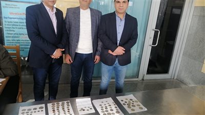 مطار برج العرب يضبط محاولتي لتهريب هواتف محمولة وعملات أثرية |صور