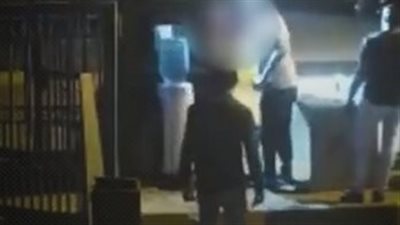 دخله يلا.. فرد الأمن في واقعة الصفع: أنا كنت في لقمة عيشي ومش هسيب حقي | فيديو 