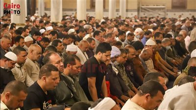 خشوع ودعاء.. الآلاف يؤدون صلاة التراويح في آخر ليلة فردية من شهر رمضان | بث مباشر