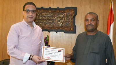 نموذج مشرف.. محافظ الفيوم يكرم مصطفى جمعة لتنازله عن مبلغ مالي من حياة كريمة لصالح مرضى الأورام