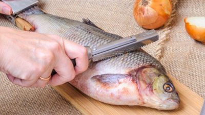 تعرف على أسهل طريقة لتنظيف السمك 
