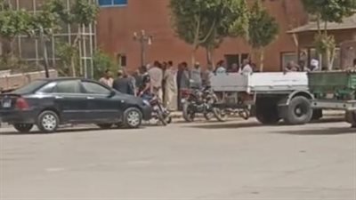 أهالي ضحايا حادث انقلاب سيارة في ترعة ببني سويف ينتظرون خروج الجثامين من المشرحة | بث مباشر