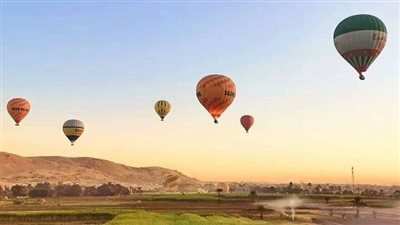 تحليق 37 رحلة بالون طائر بسماء الأقصر تقل 1100 سائح في ثاني أيام عيد الفطر