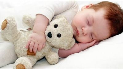 منها صوت الماء والمناديل الورقية.. 4 طرق حديثة لنوم طفلك ليلًا
