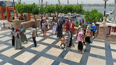 أهالي الأقصر يتحدون الطقس الحار ويتوافدون على الكورنيش بثاني أيام عيد الفطر
