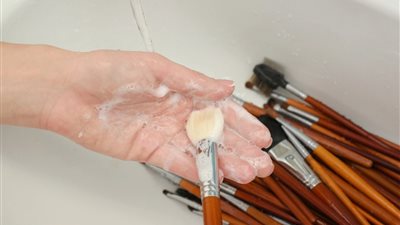 أبرزها الماء والهواء.. طرق لتنظيف أدوات ومستحضرات التجميل في المنزل