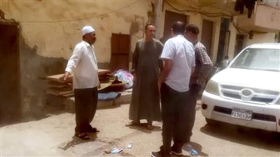 مجلس مدينة الأقصر يعاين منزلًا آيلًا للسقوط قبل إزالته| صور