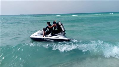 بعد 6 أيام من البحث.. انتشال جثمان غريق شاطئ الهانوفيل بالإسكندرية │ صور