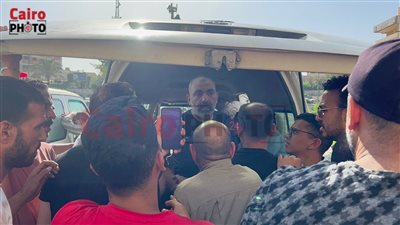 حسرة وحزن.. محسن منصور يودع والده لمثواه الأخير |صور