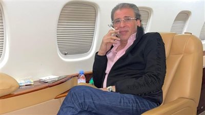  المخرج خالد يوسف يتعرض للانتقاد لإشعاله سيجارة داخل الطائرة | فيديو 