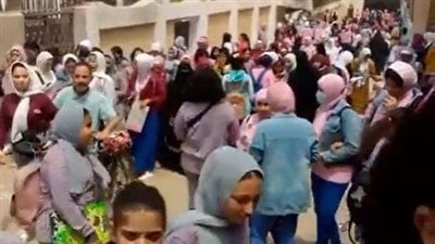 سعادة بين طلاب الصف الرابع الابتدائي بعد انتهاء امتحان اللغة الأجنبية: كان سهل | بث مباشر 