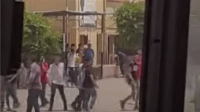 هيتعمل معاكوا واجب أكتر.. طالبات يتعرضن للهجوم جسديًا ولفظيًا خلال الامتحانات في مدرسة بنين | فيديوجراف