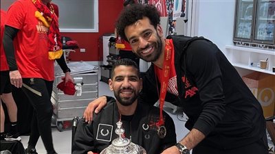 إشادات واسعة بـ صلاح عقب مشاركته مؤمن زكريا الاحتفال بكأس إنجلترا.. ومتابعون: لاعب بدرجة إنسان | فيديوجراف