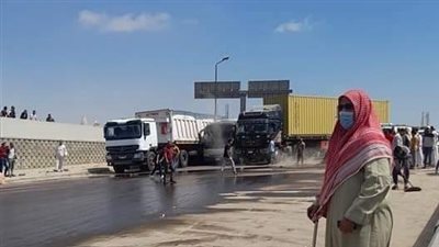 بسبب بقعة زيت.. توقف الحركة المرورية بالإسكندرية الصحراوي لانقلاب سيارتين نقل ثقيل 