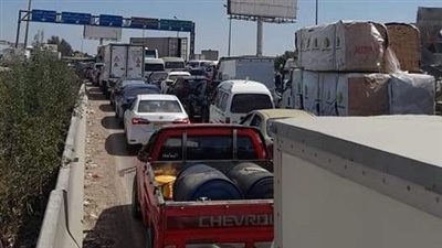 بالرمال فقط.. حي العامرية يزيل آثار بقعة زيت من صحراوي الإسكندرية لمنع انزلاق السيارات