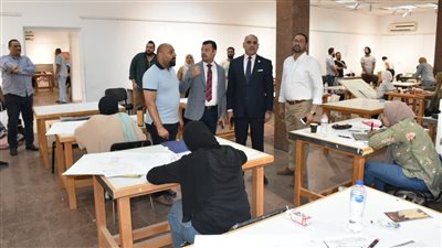 رئيس جامعة الأقصر خلال تفقد امتحانات كلية الفنون الجميلة: محدش هيدخل بالتليفون