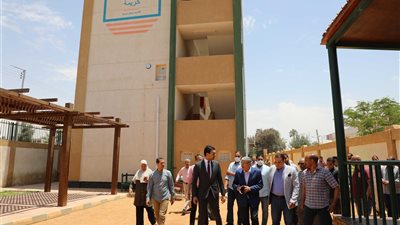 مدارس ومجمع خدمات ووحدة إسعاف.. محافظ المنيا يتفقد مشروعات حياة كريمة بقرية المعصرة