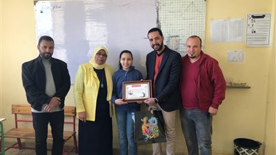 بحبك في كل الأوقات.. أب يكرم ابنته بعد حزنها لعدم حصولها على درجات الأوائل