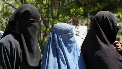 بسبب لون الحجاب.. عناصر طالبان يمنعون طالبات من دخول الجامعة | فيديو