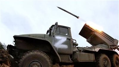 روسيا تشن هجومًا على مواقع أوكرانية باستخدام راجمات الصواريخ