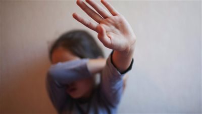 طفوا سجاير في رقبتها.. تفاصيل تعدي أم وزوجها على طفلتها بمطروح | بث مباشر