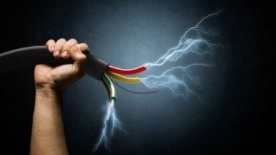 إصابة شخص بصعق كهربائي أثناء محاولة سرقة كابينة في الهرم