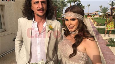 إطلالة تخطف الأنظار.. أول فيديو من حفل زفاف دنيا عبد العزيز 