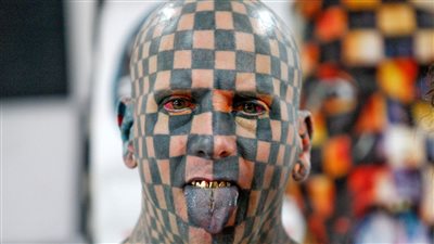 عطس الحبر الأسود نتيجة الوشم.. أمريكي يرسم جميع أجزاء جسده للحصول على الرقم القياسي في موسوعة جينيس